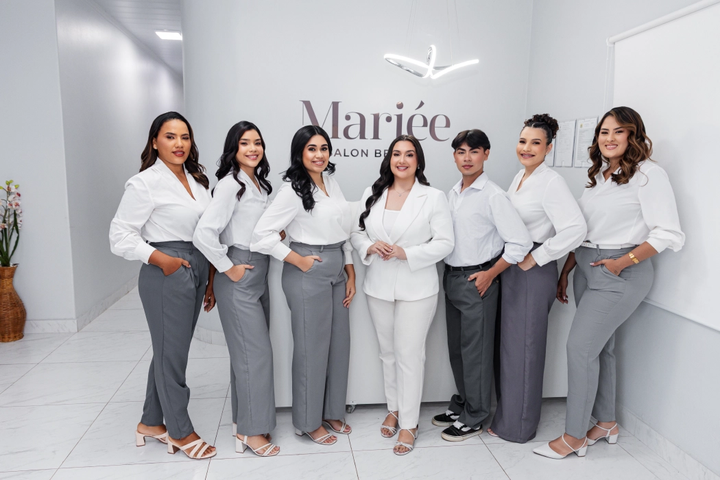 Equipe do Mariée Salon Beauty no salão em Porto Velho