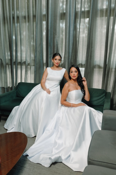 Duas noivas com vestidos acetinados em produção do Mariée